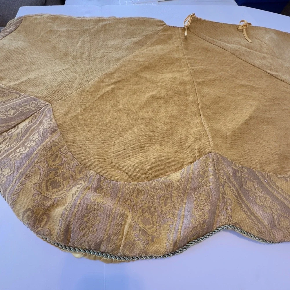 Gold Chenille Christmas‎ Tree Skirt Damask Jacquard Border Metallic Rope Trim